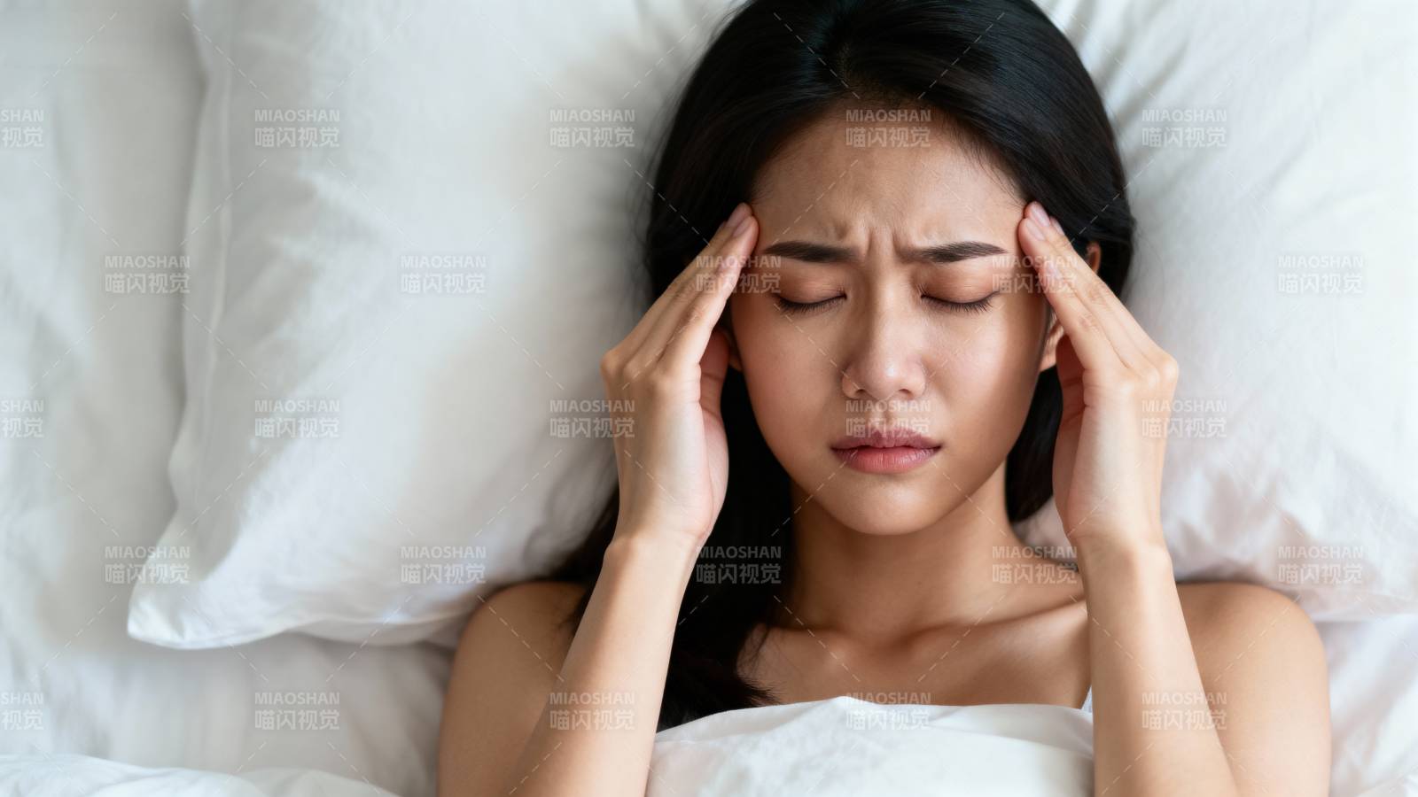 头痛困扰中的女子图片