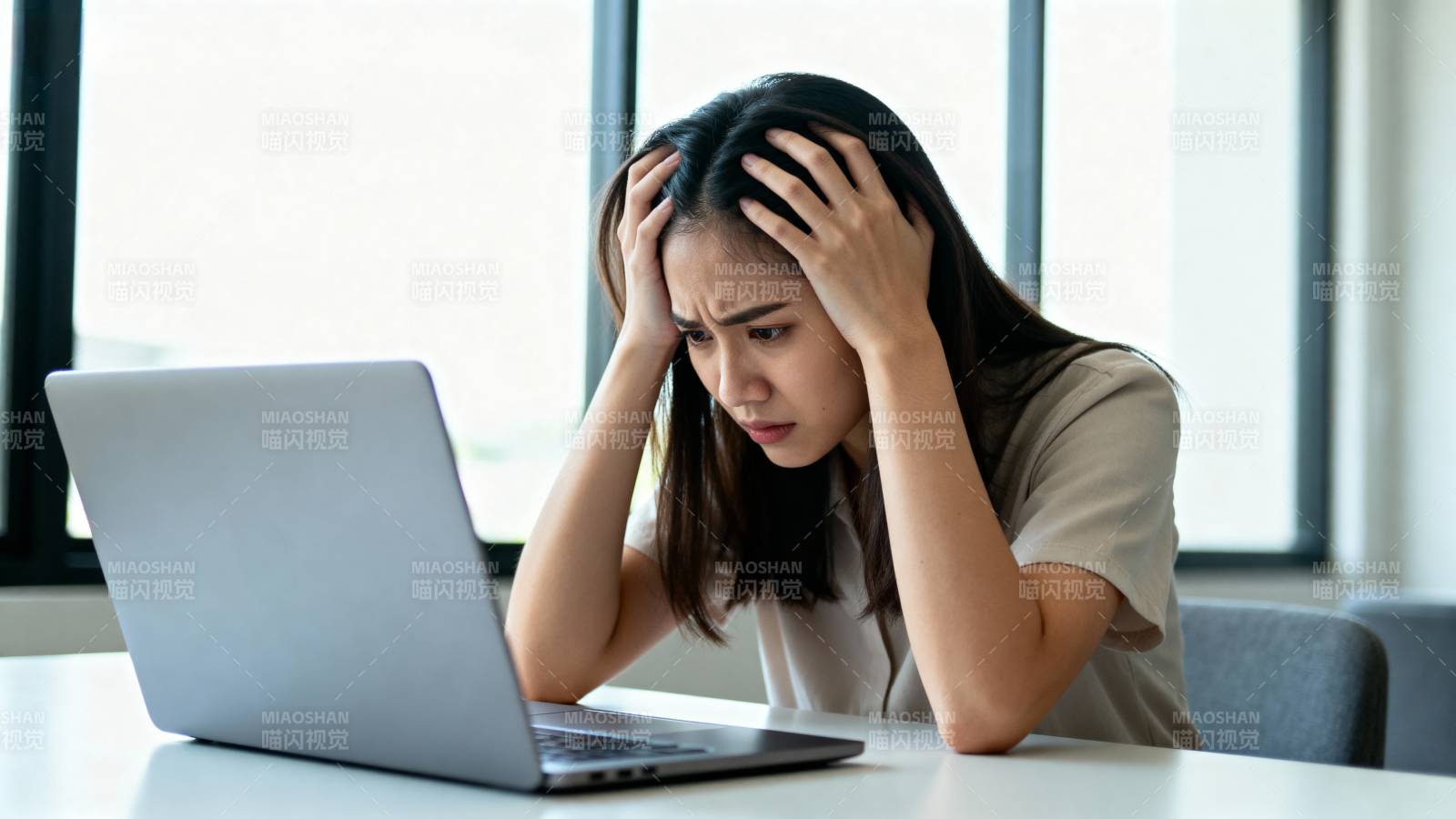 女子焦虑面对电脑图片