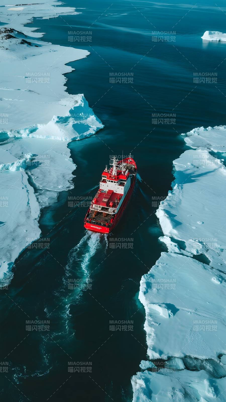 破冰船穿行极地图片