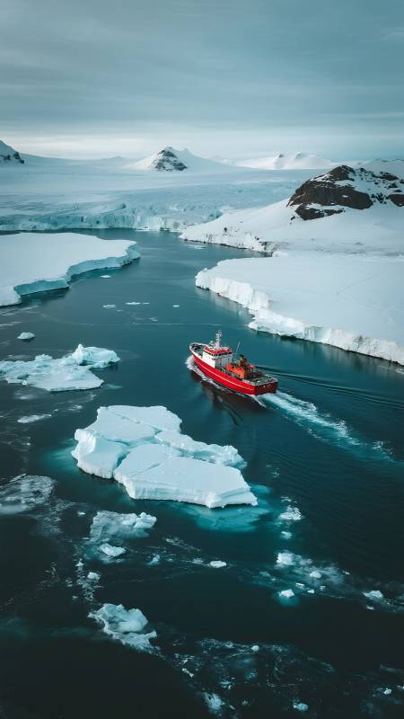 极地破冰船航行图片