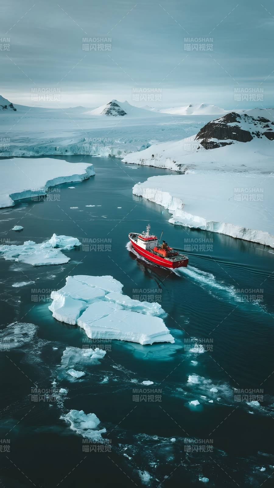 极地破冰船航行图片