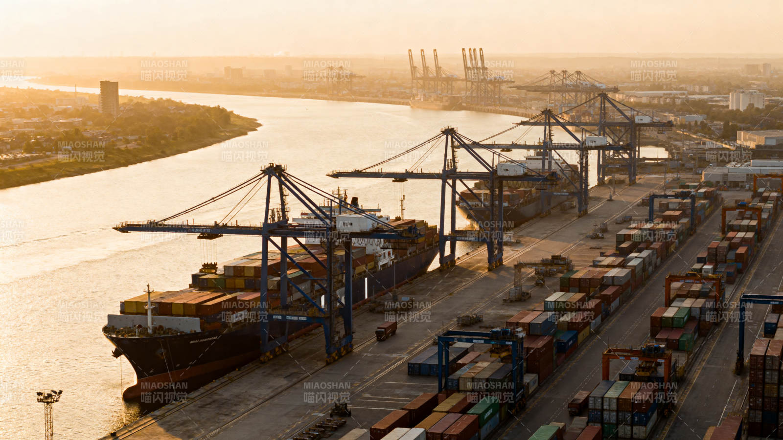 港口集装箱装卸图片