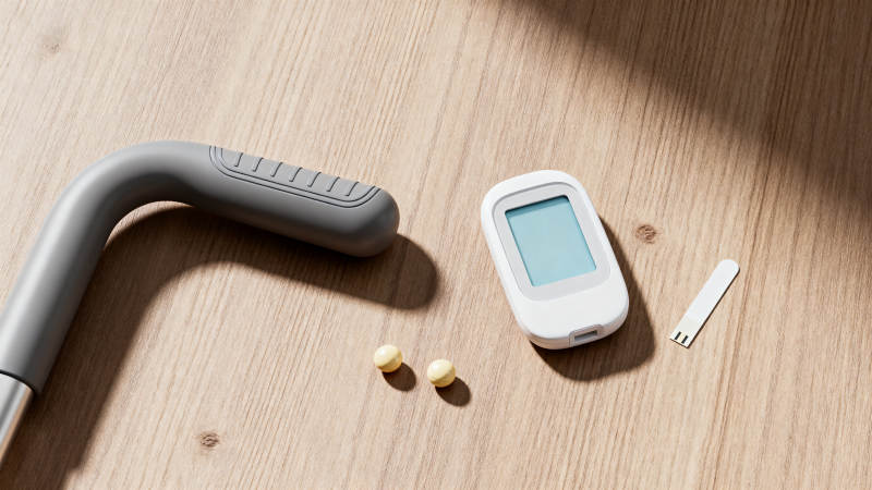 血糖仪与药丸静置桌面图片