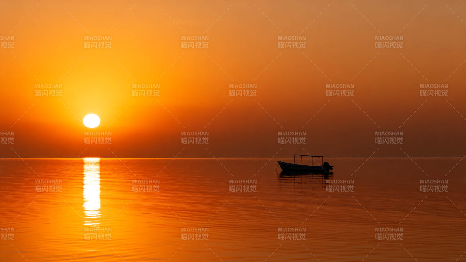 夕阳下的孤舟图片