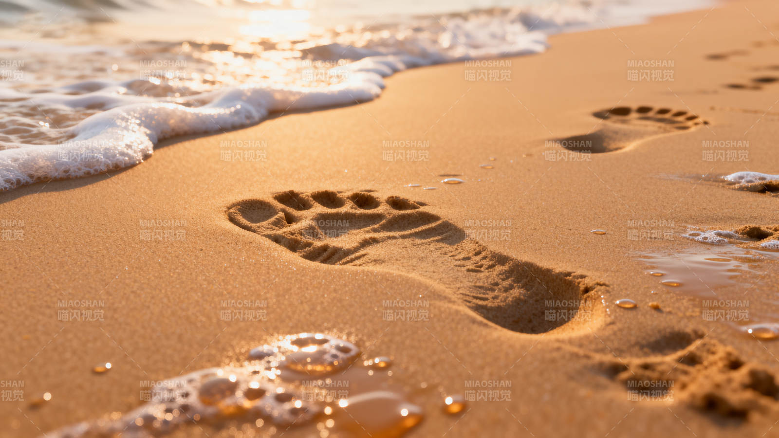 沙滩足迹与海浪图片