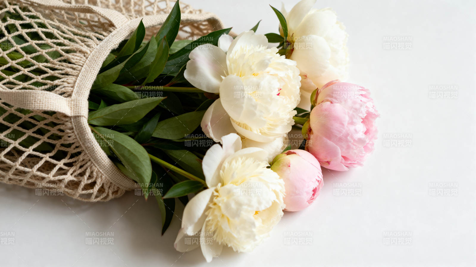 花束与网袋静物图片