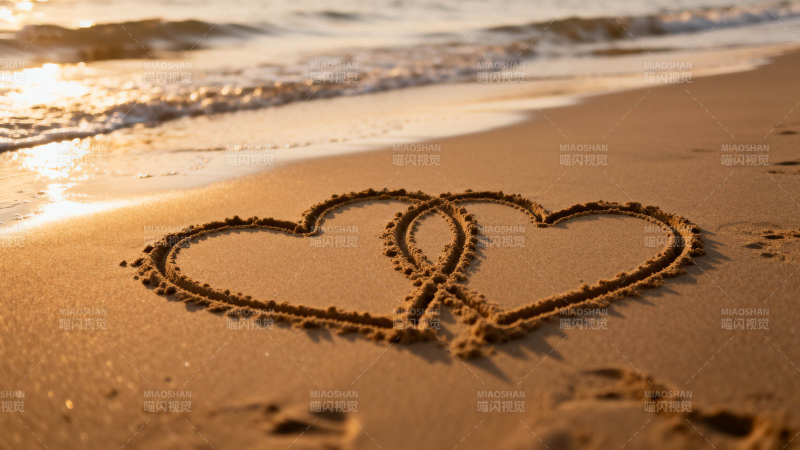 沙滩上的双心图片