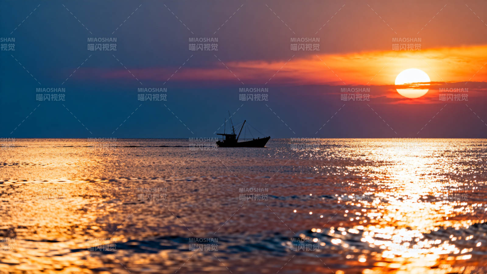 夕阳下的渔船图片