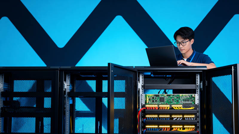 技术人员操作服务器图片