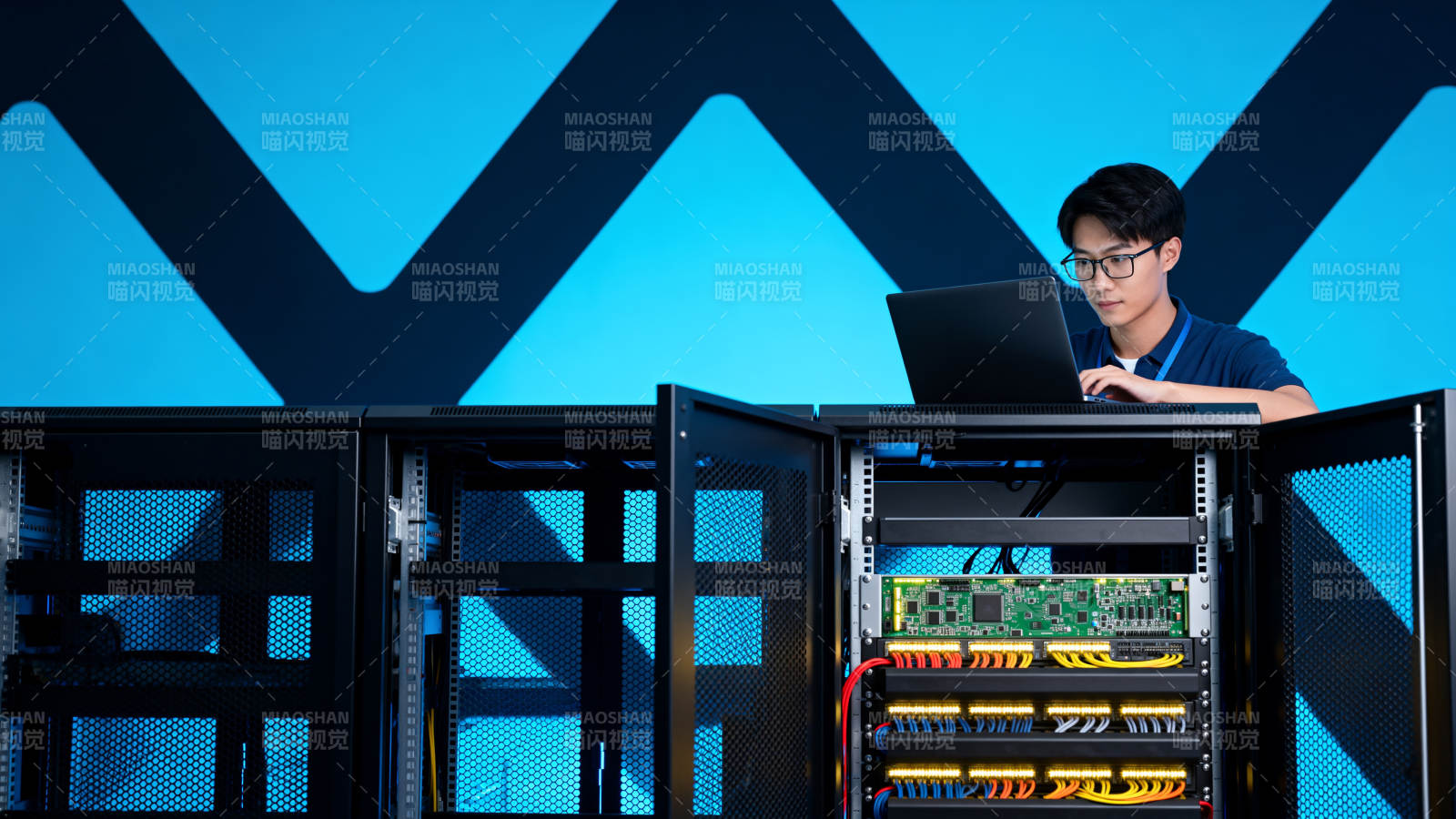 技术人员操作服务器图片