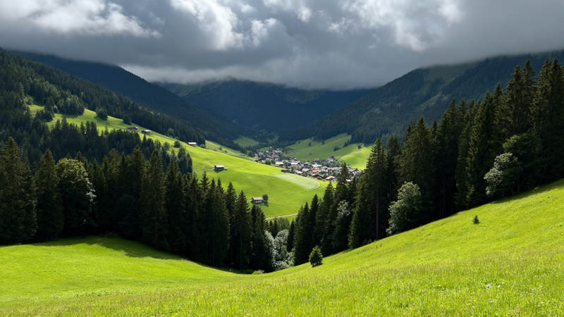 青山绿水间村落图片