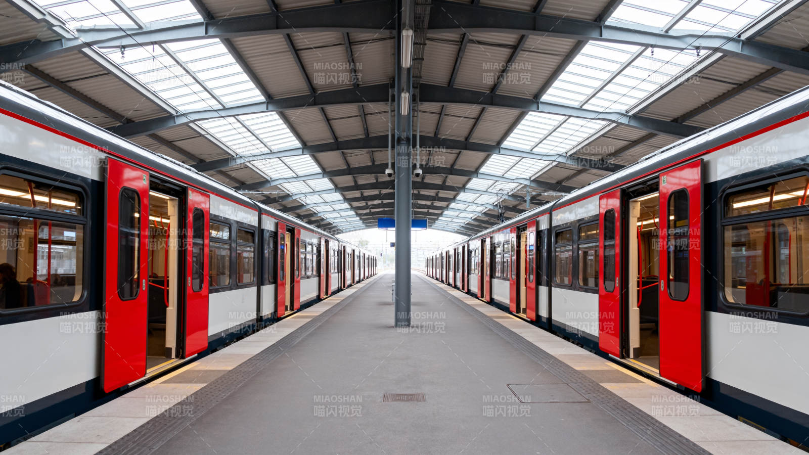 地铁站台双列列车图片