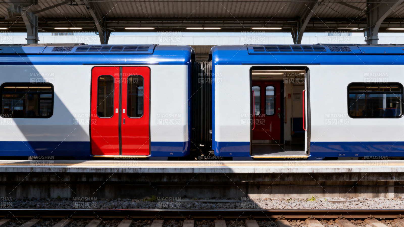 地铁站台停靠列车图片