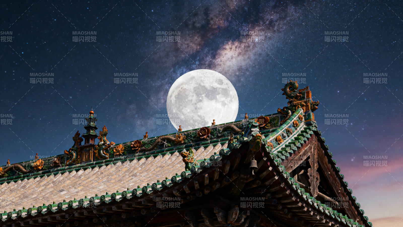 古檐映月夜图片