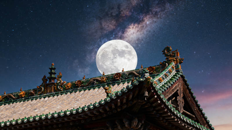 古檐映月夜图片