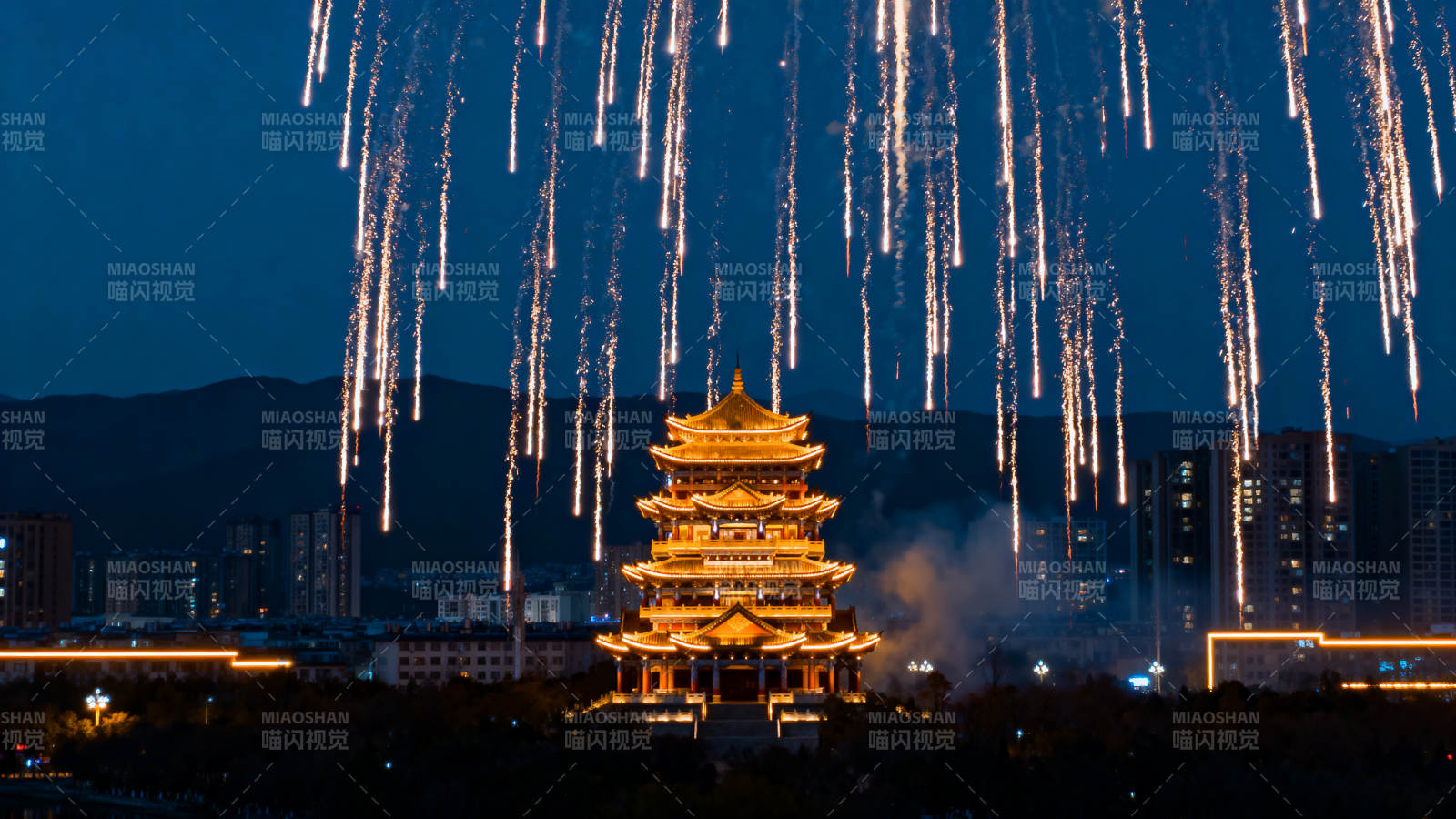 烟花映古塔夜景图片
