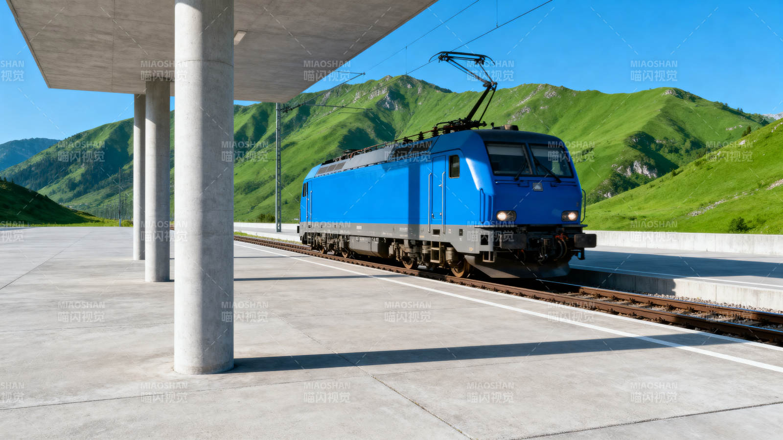 蓝色火车停靠站台图片