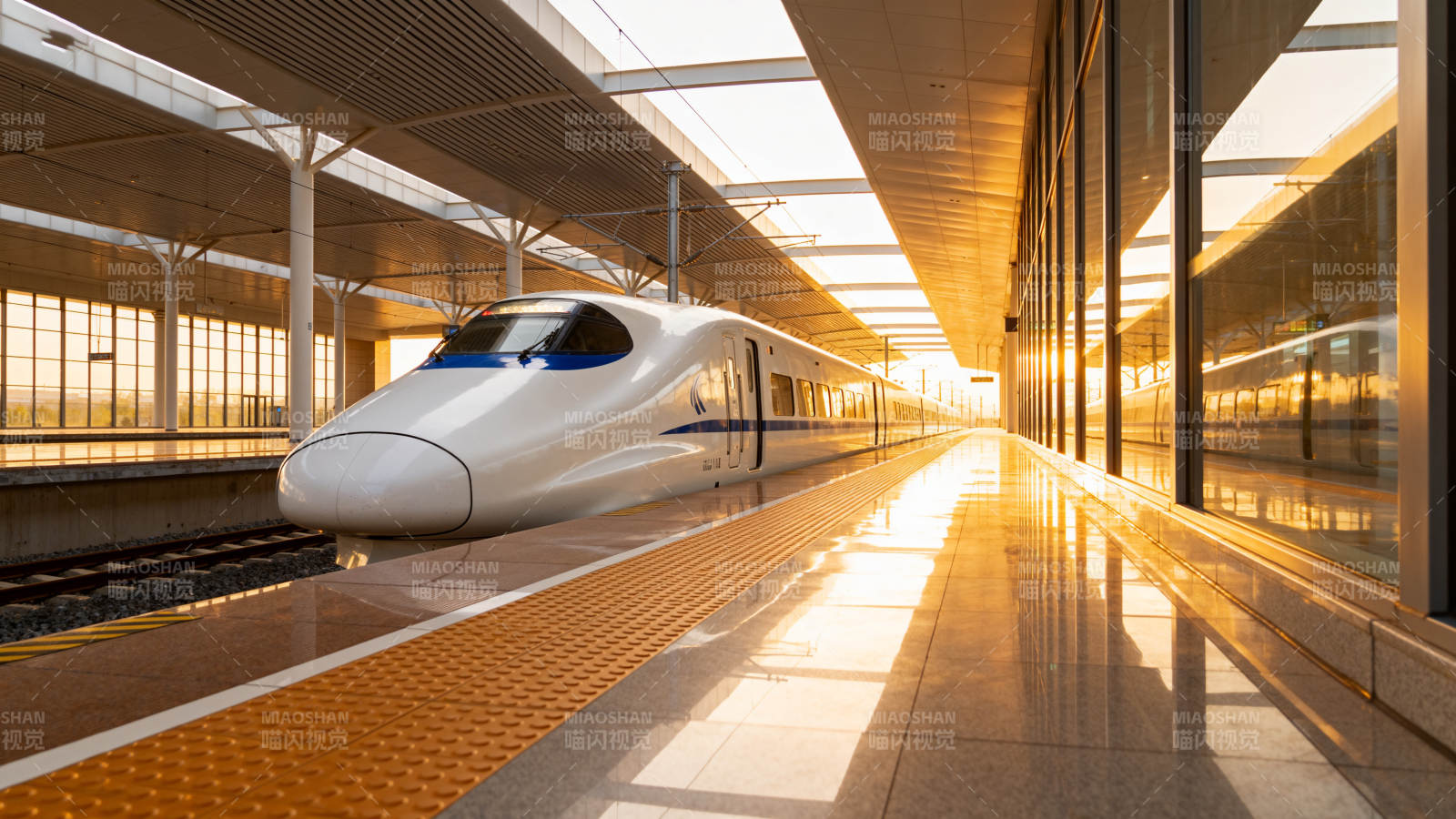 高铁站台晨光初照图片