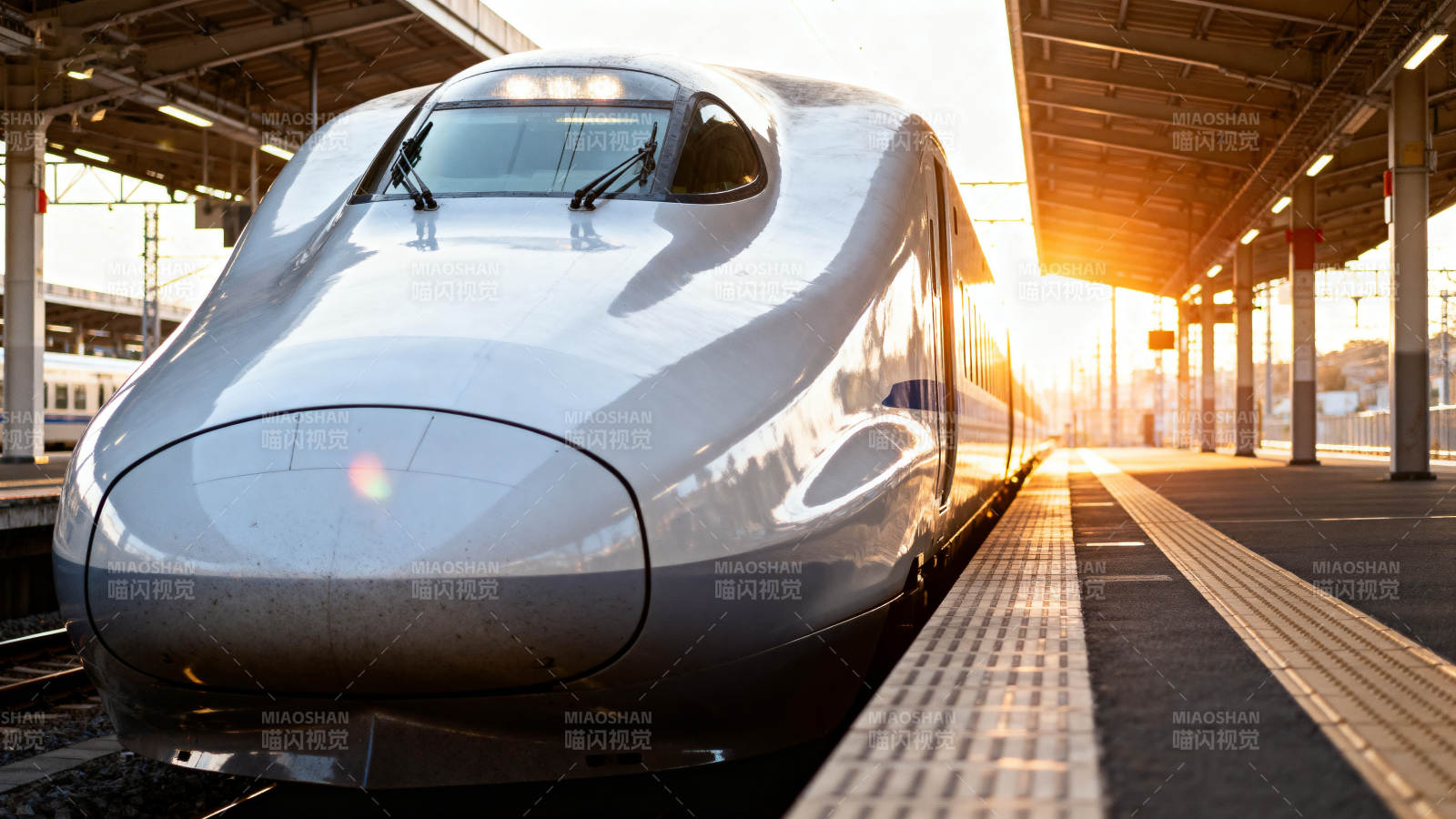 高铁停靠站台图片