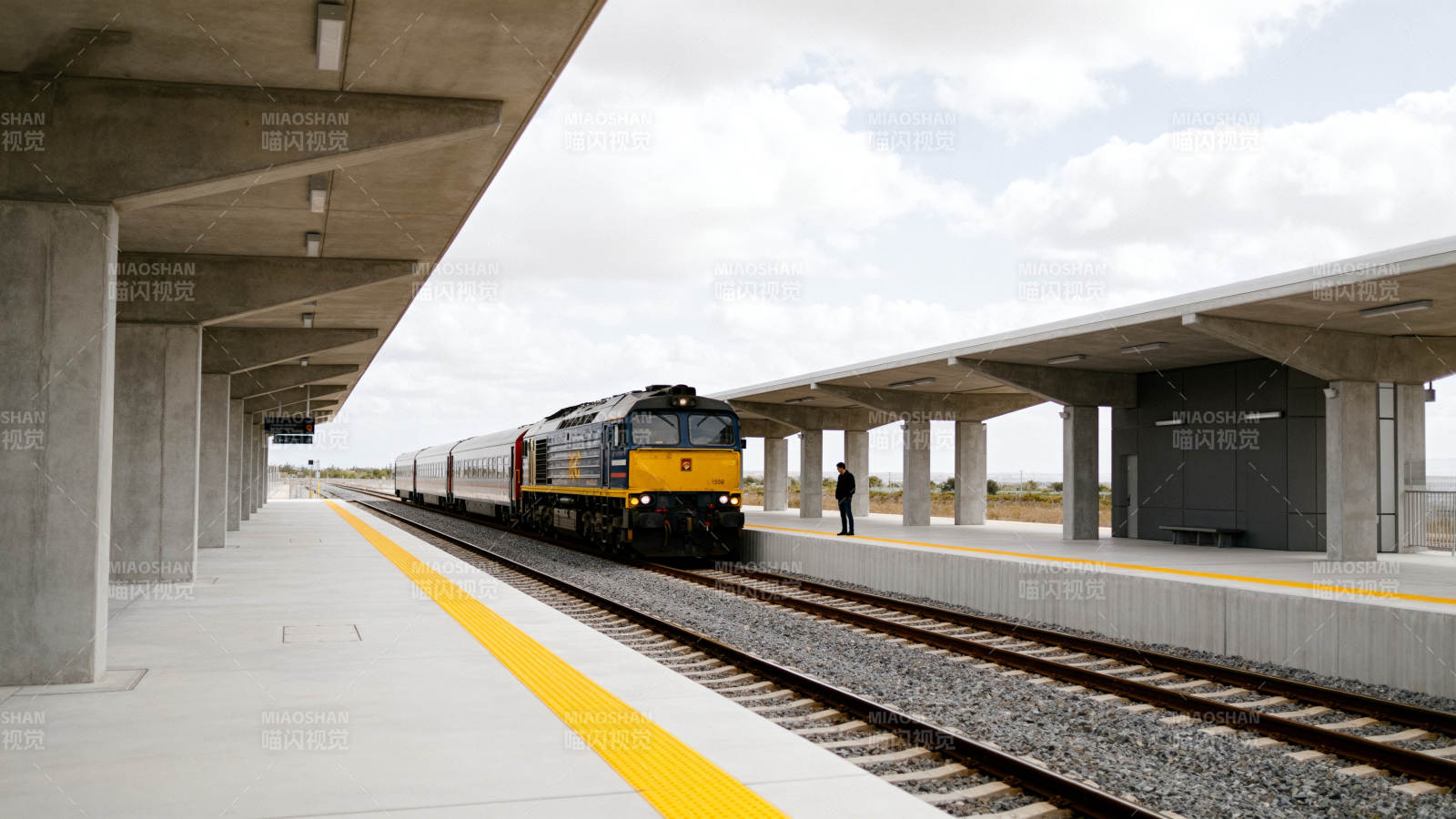 现代车站列车进站图片