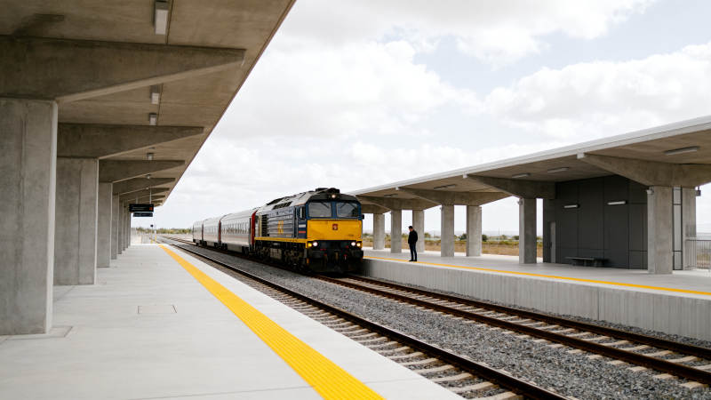 现代车站列车进站图片