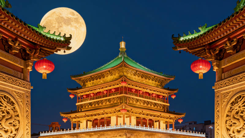 月下古塔映红灯图片