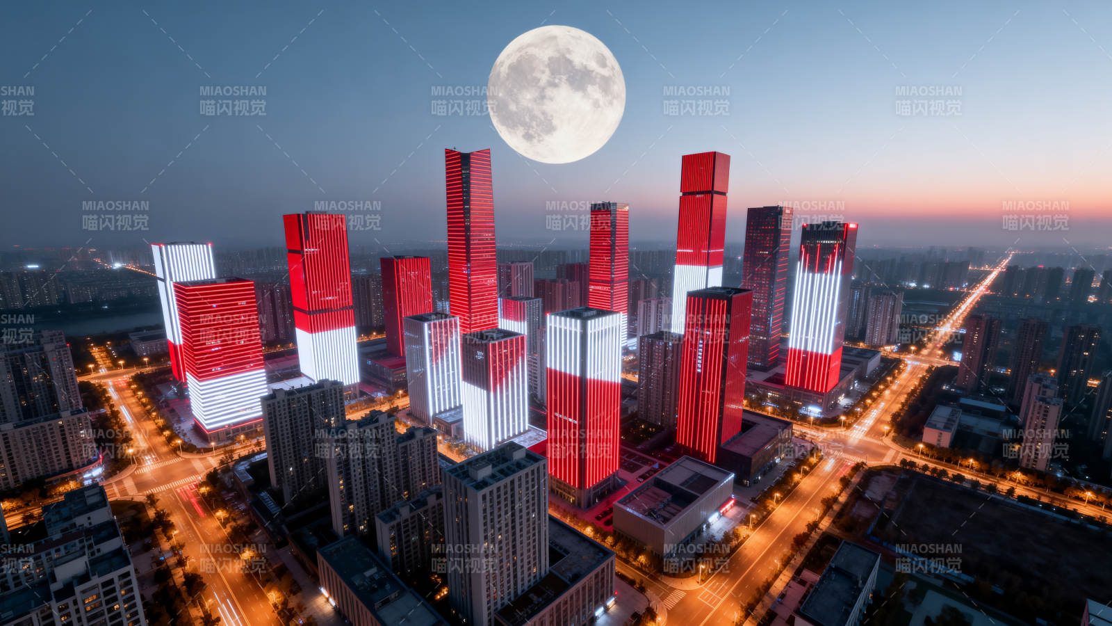 月照红塔城图片