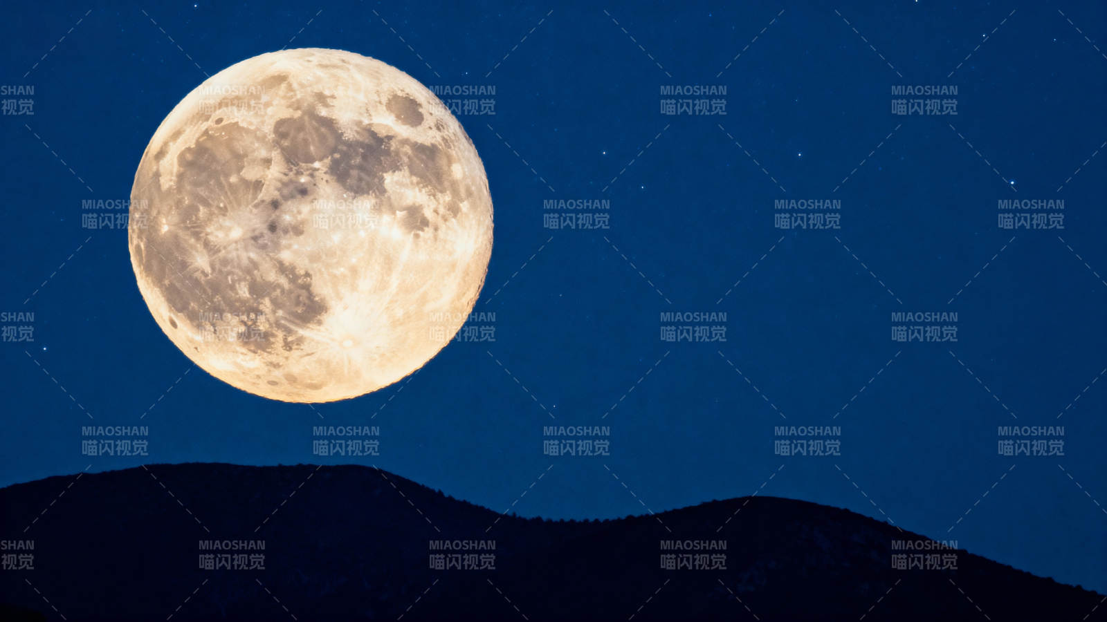 明月高悬夜空图片