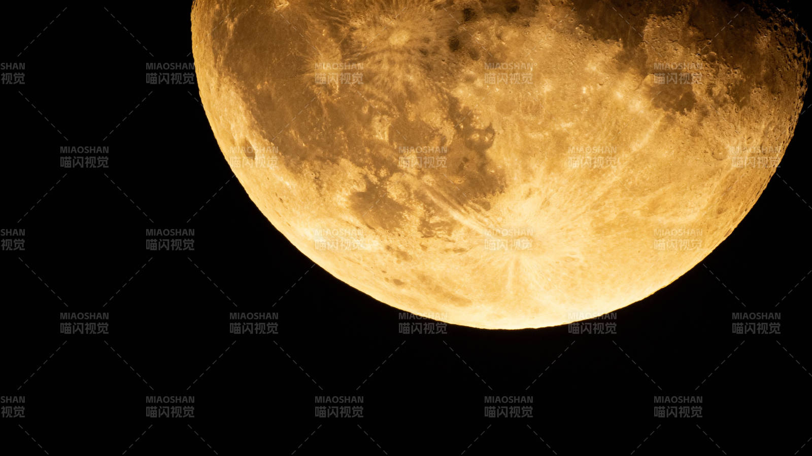 金月半悬夜空图片