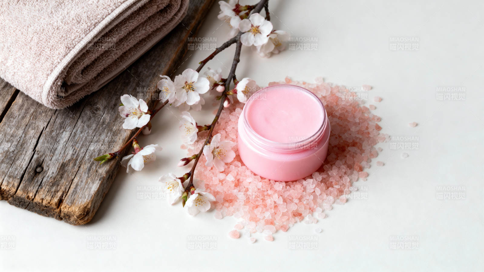 樱花沐浴盐与毛巾图片