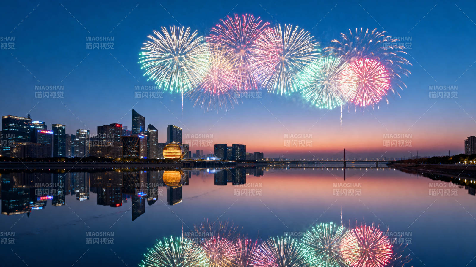 烟花映城夜景图片