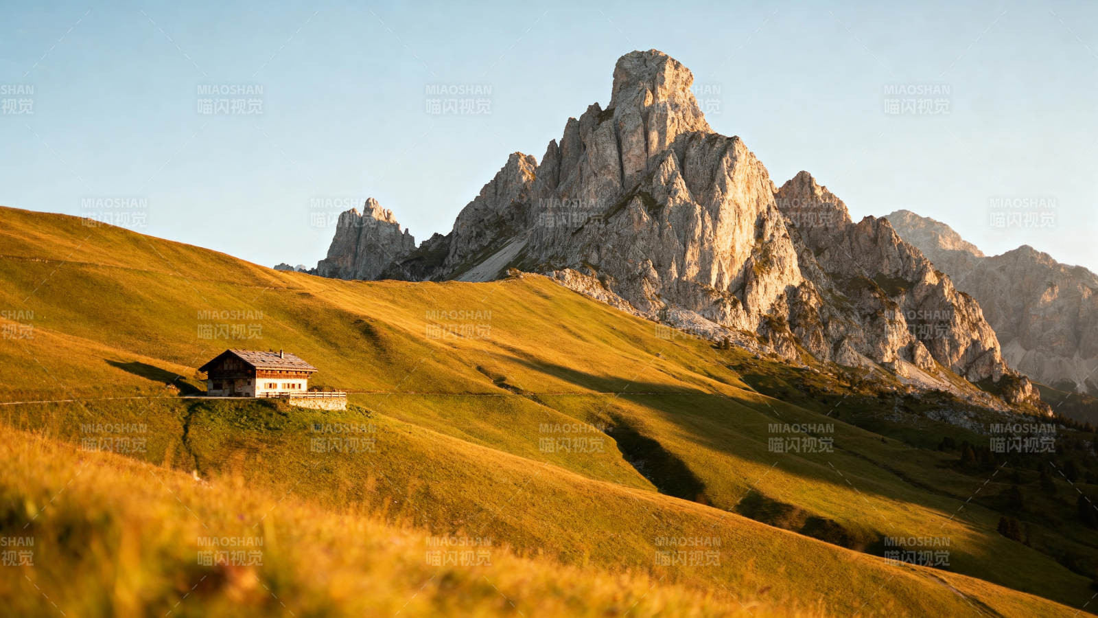 山间小屋晨光图片