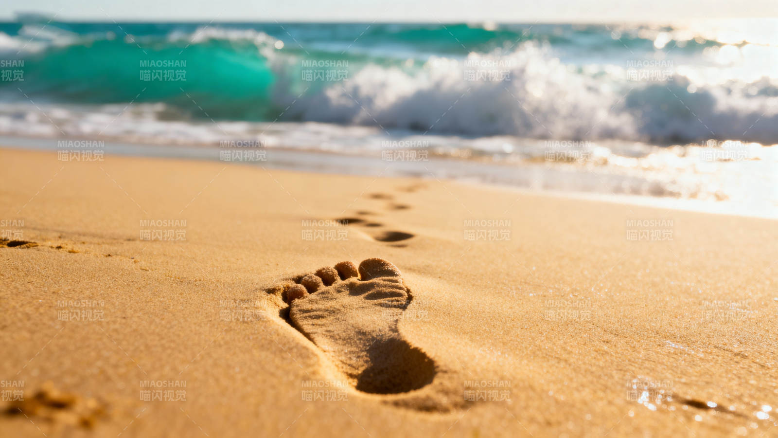 沙滩足迹与海浪图片