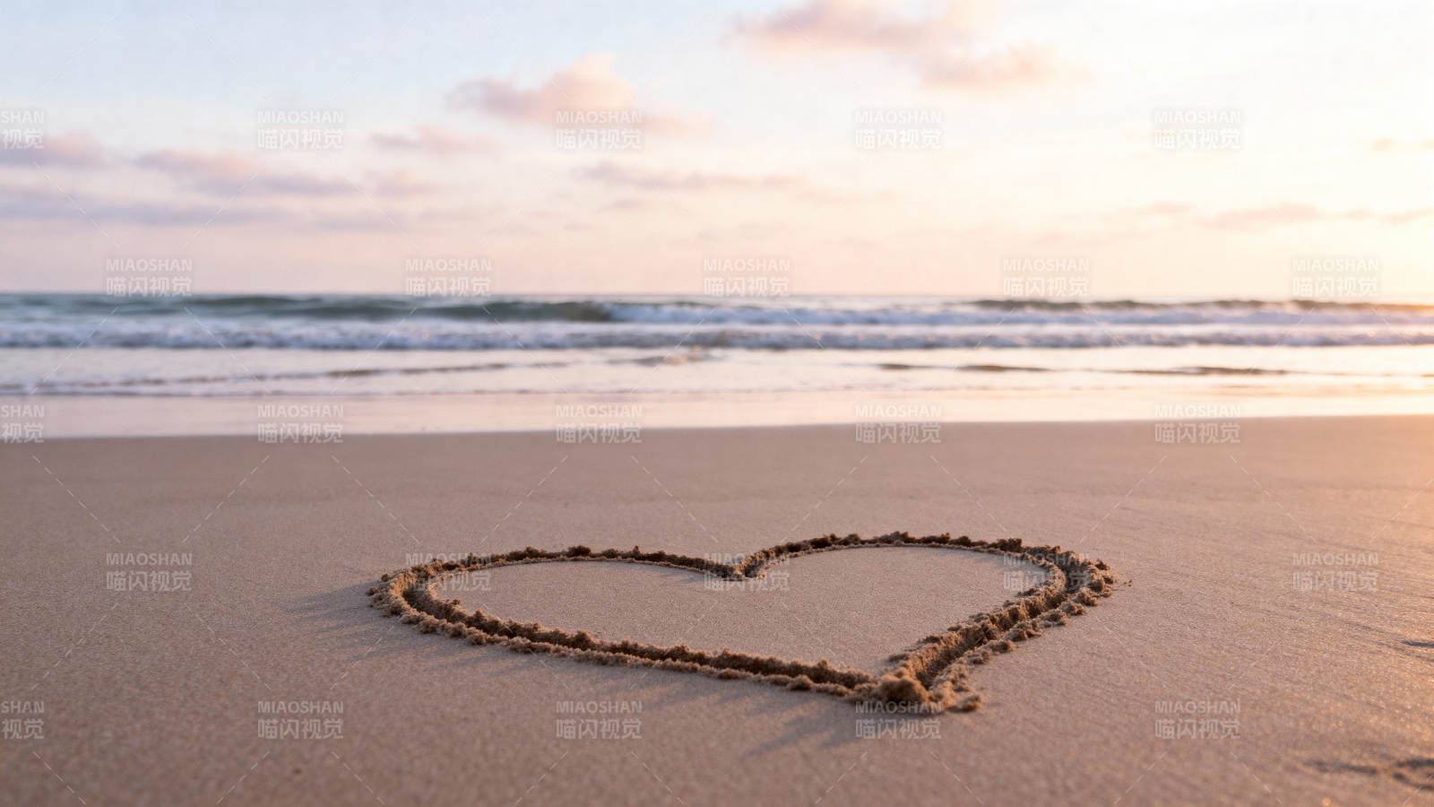 沙滩上的爱心图片