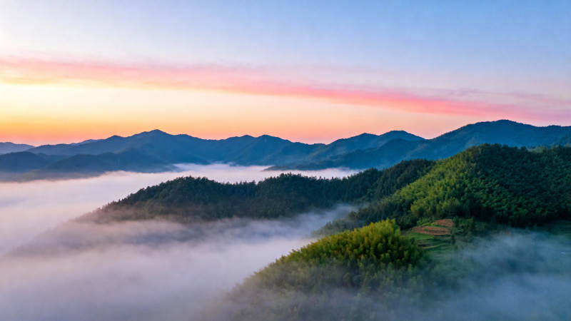 云海晨曦山峦图片