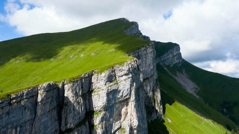 青山峭壁云影图片