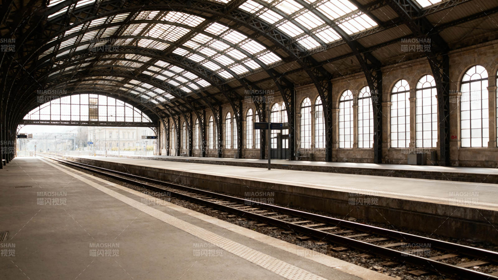 空旷的火车站台图片