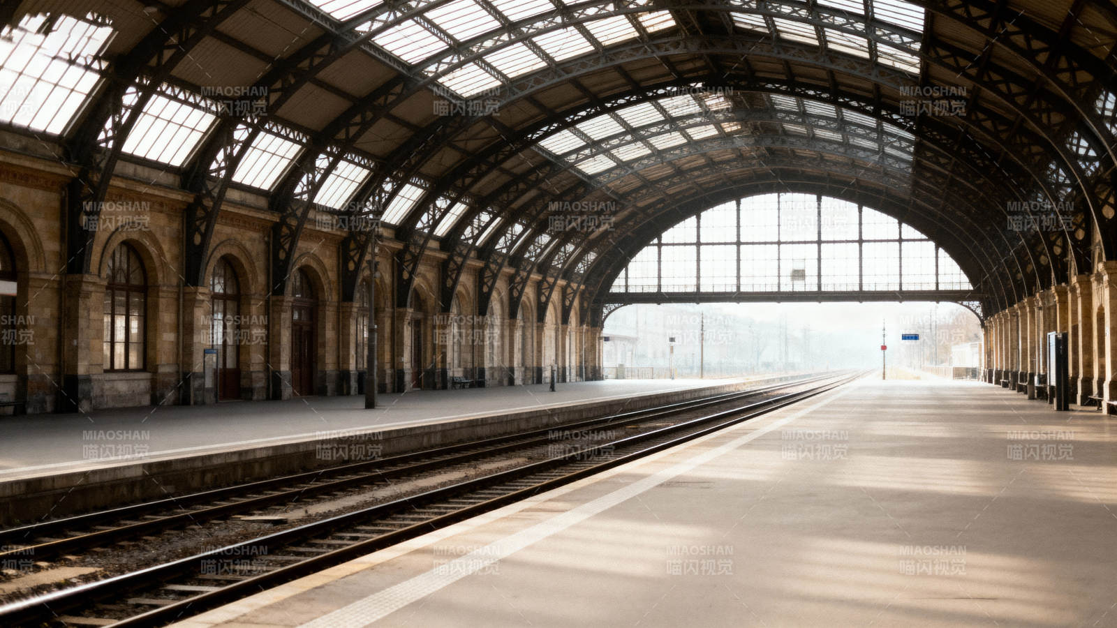 空旷车站静谧晨光图片