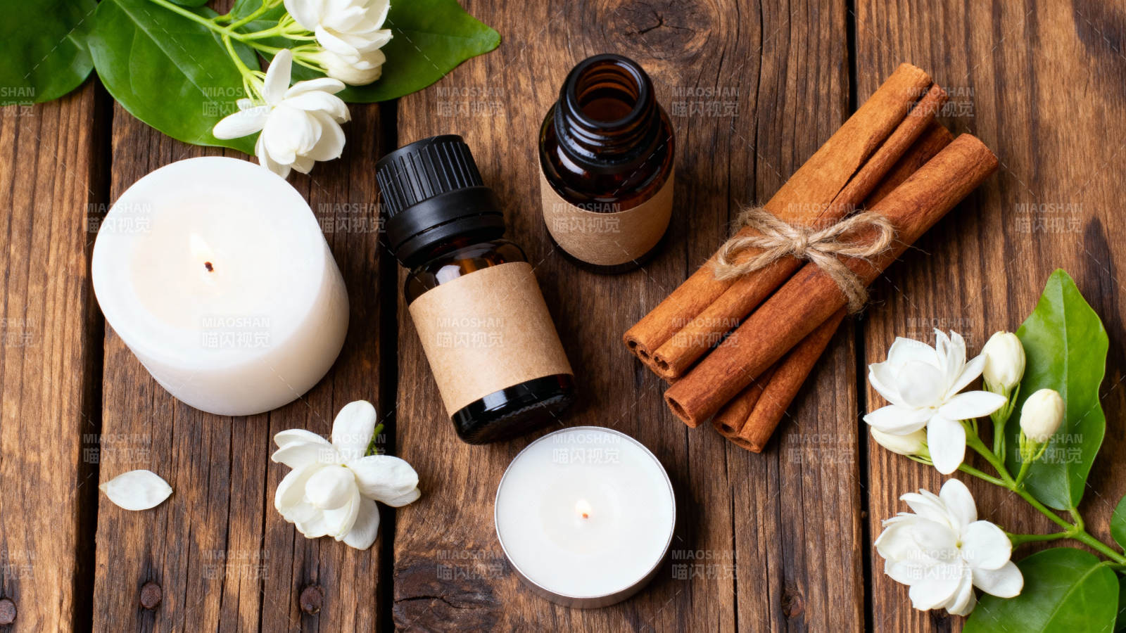 香薰与花枝静物图片