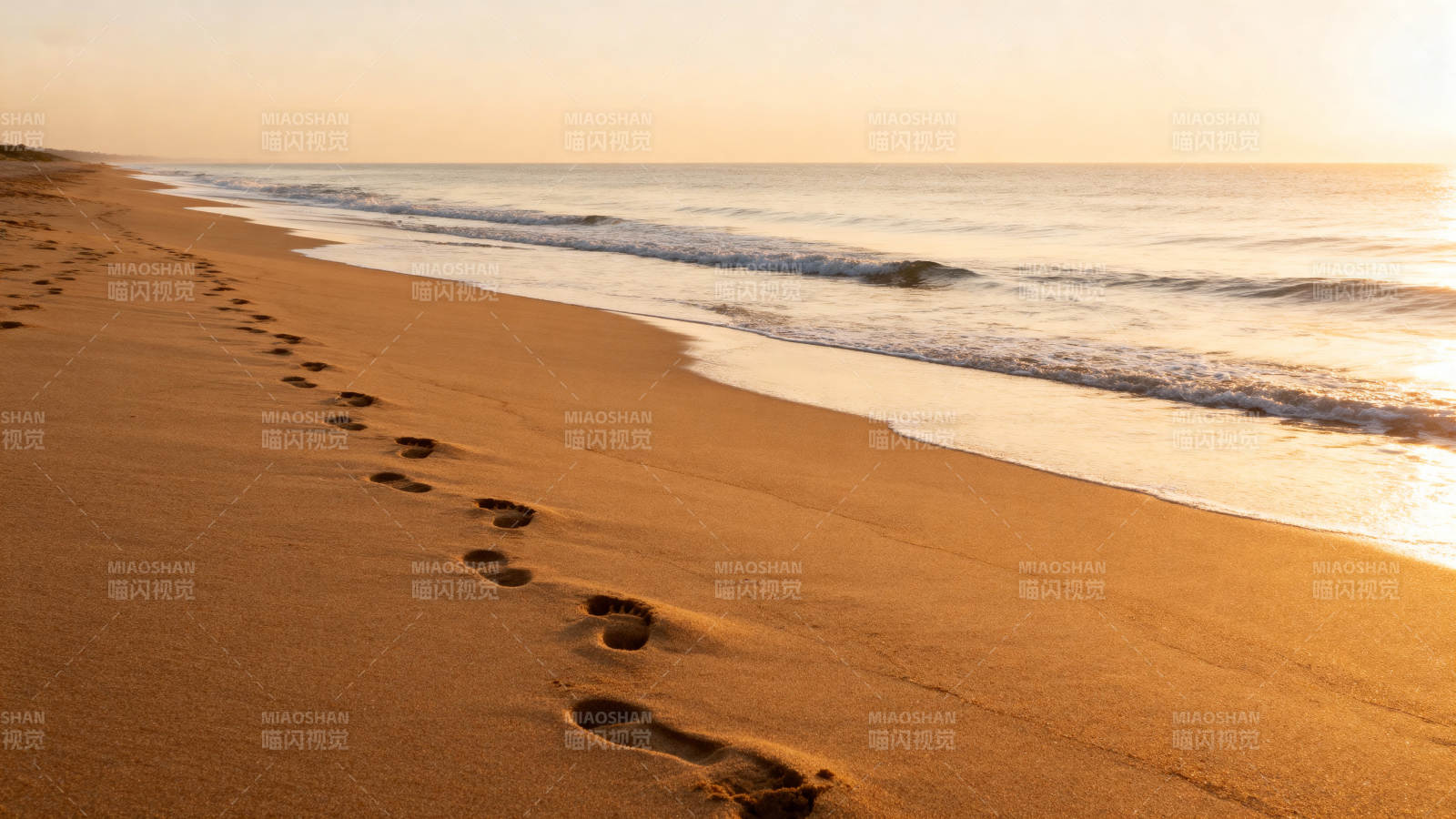 沙滩上的足迹图片