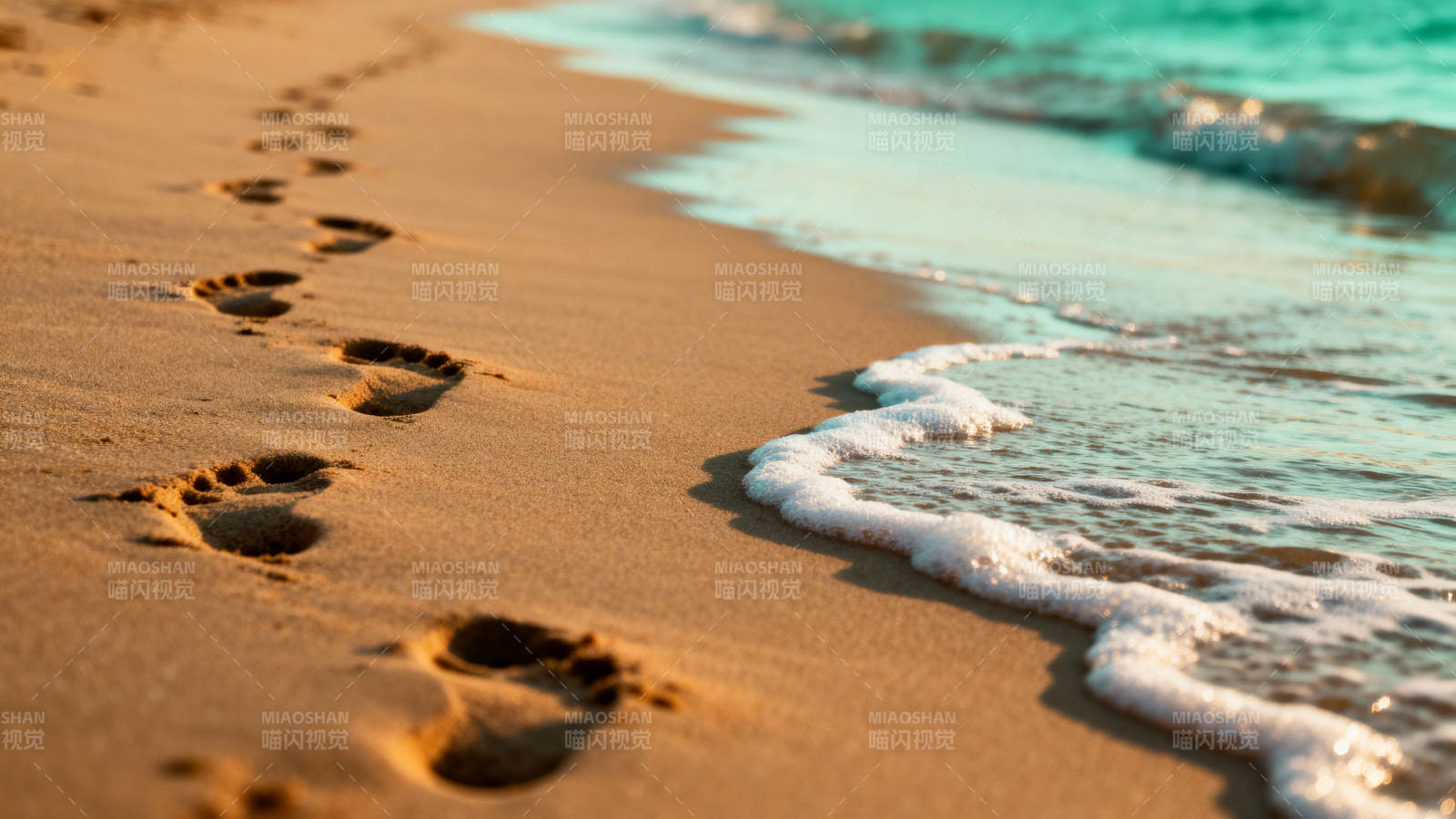 沙滩足迹与海浪图片