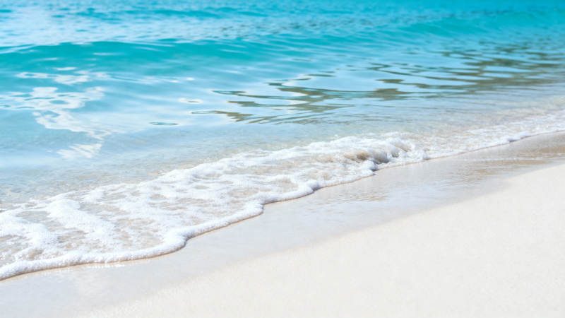 碧海白沙 浪轻拍岸图片