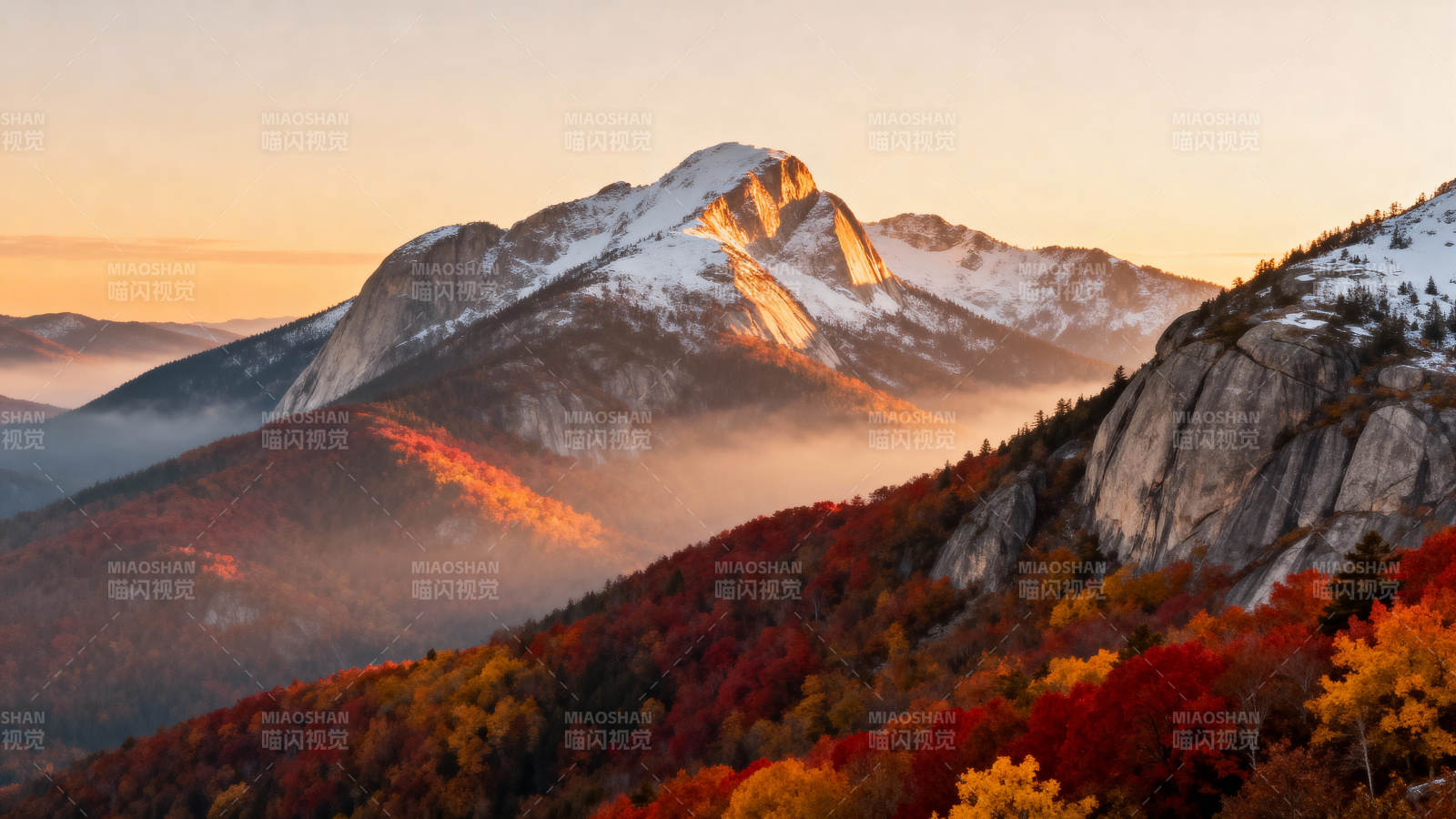 秋山雪峰晨曦图片