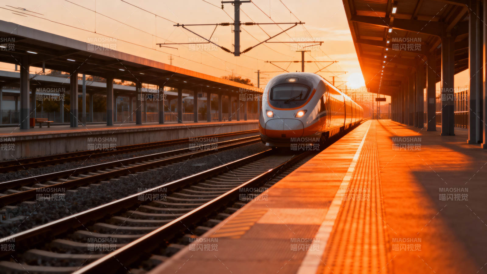 夕阳下的高铁站图片