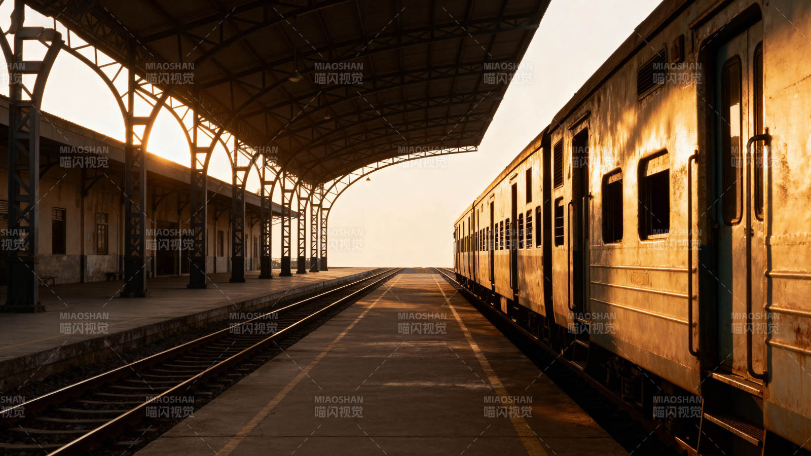 黄昏站台静候列车图片