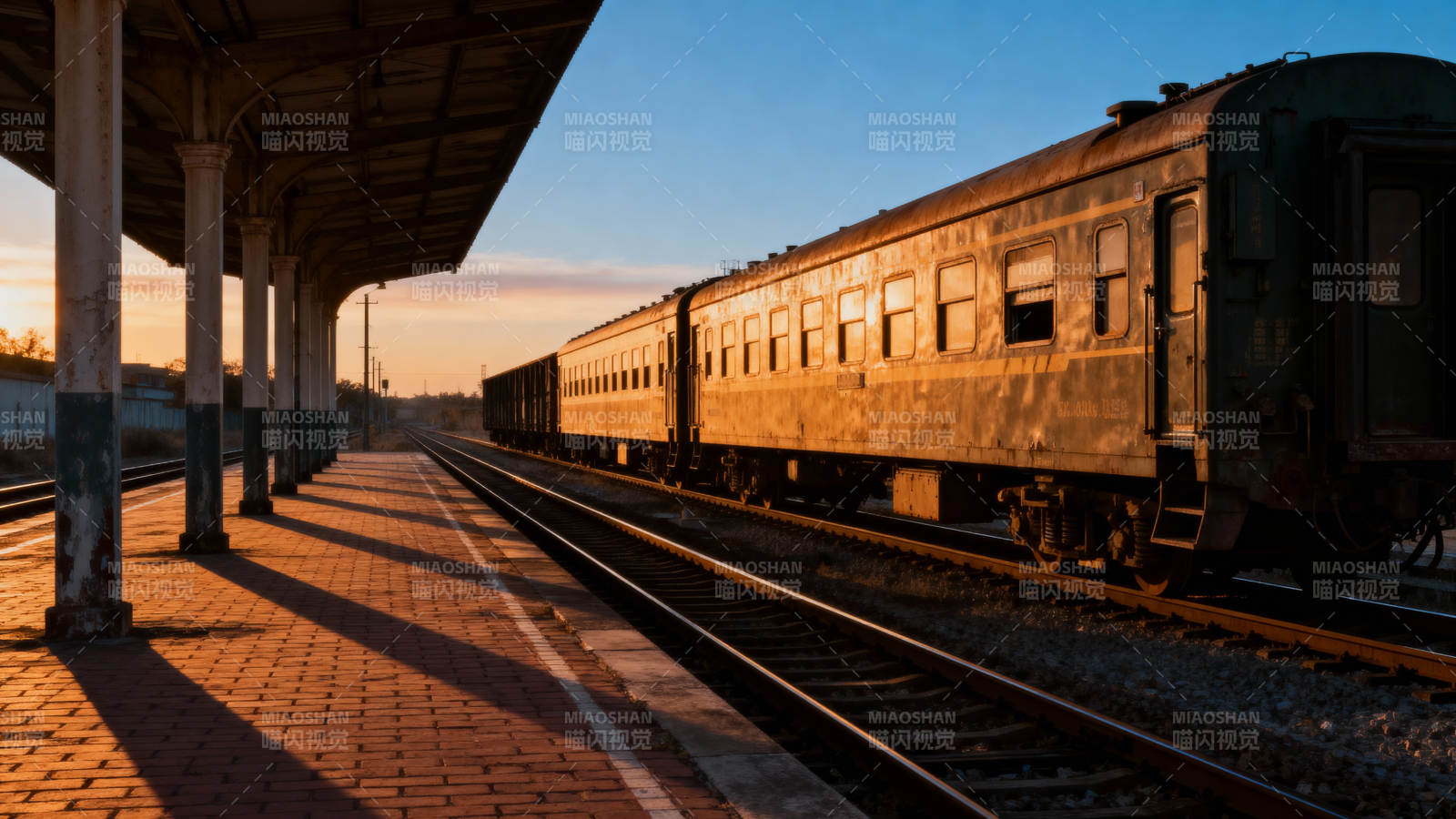 夕阳下的老式火车图片