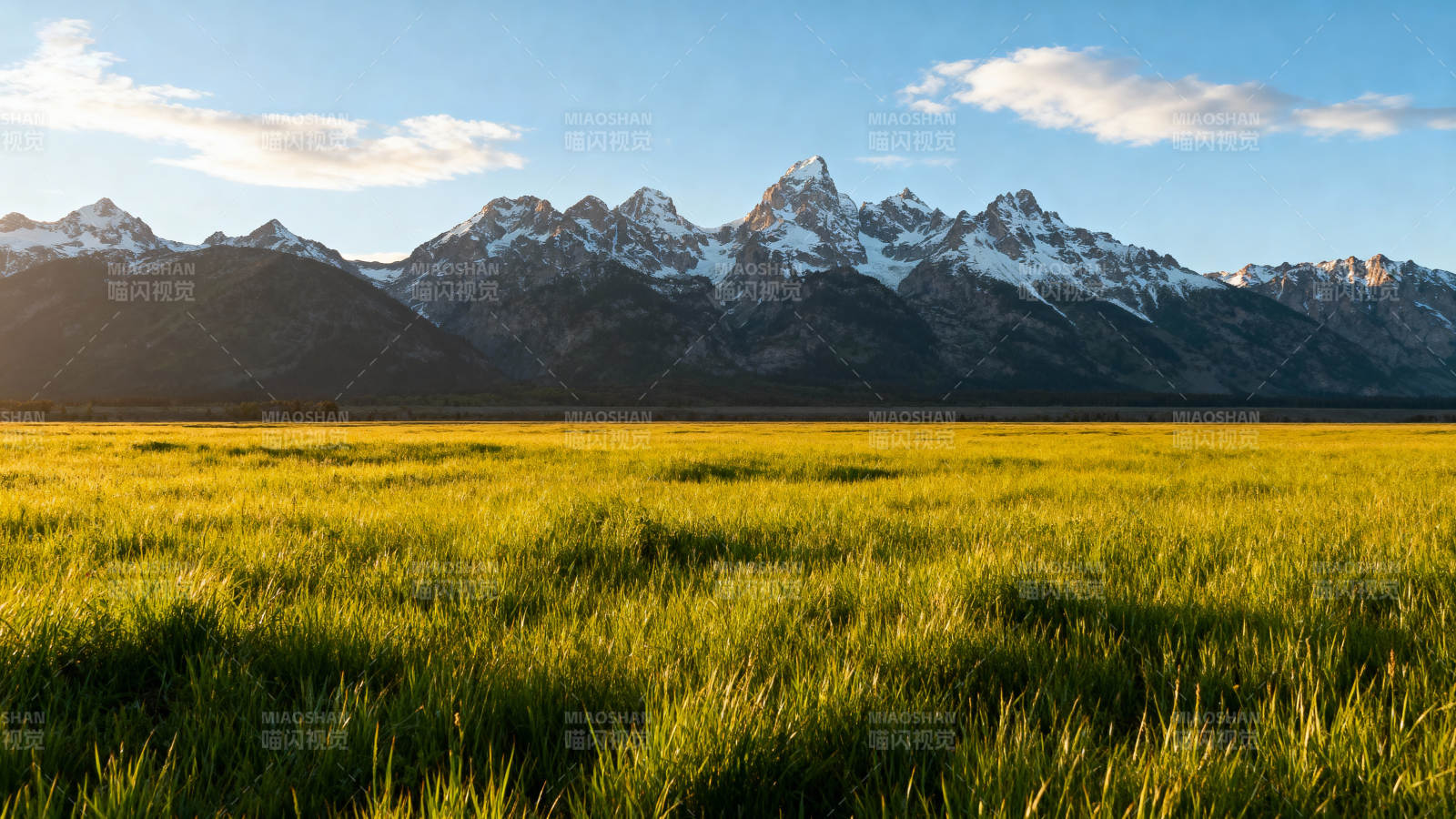 雪山草原晨光图片