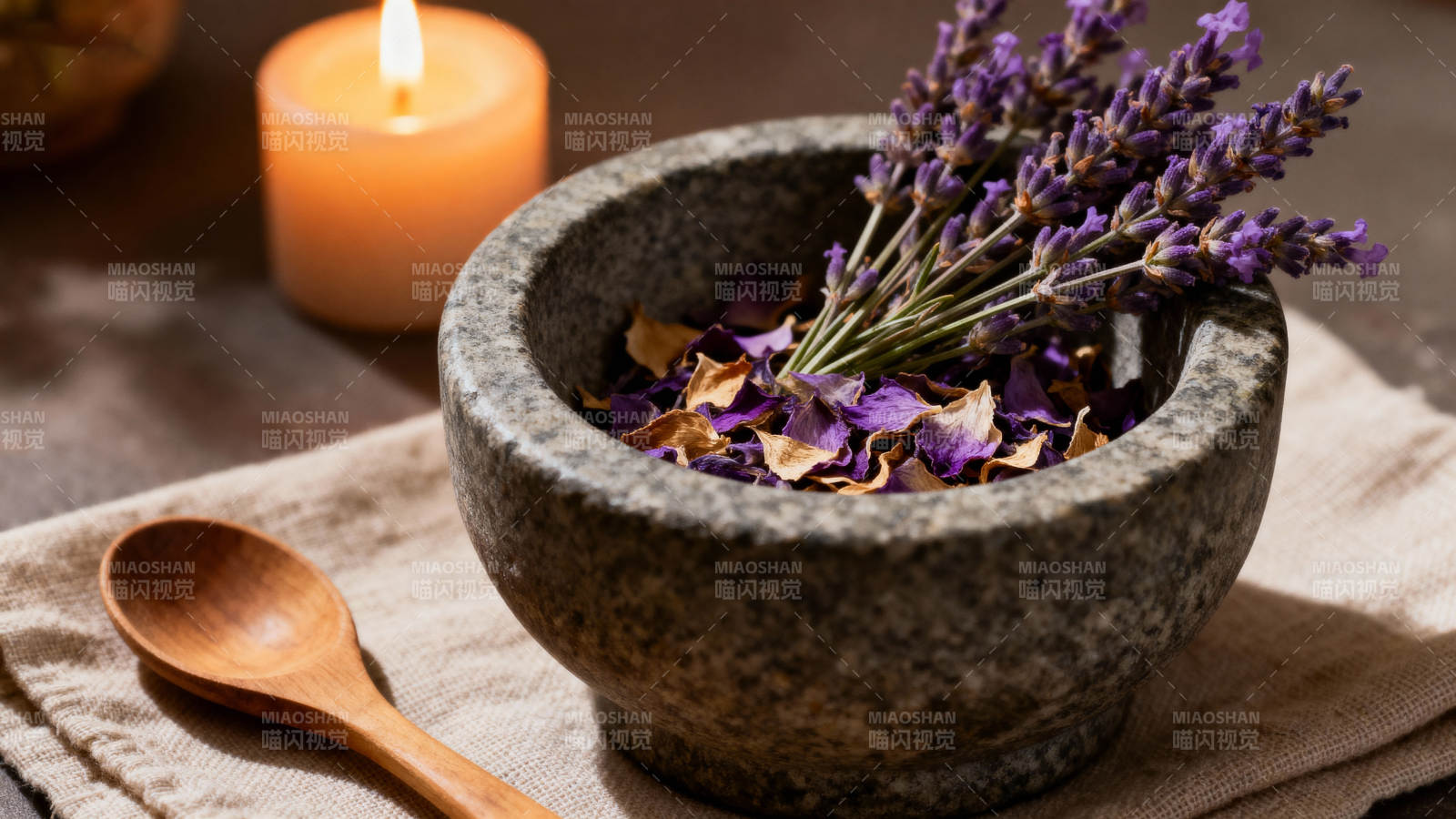 薰衣草与石臼静物图片