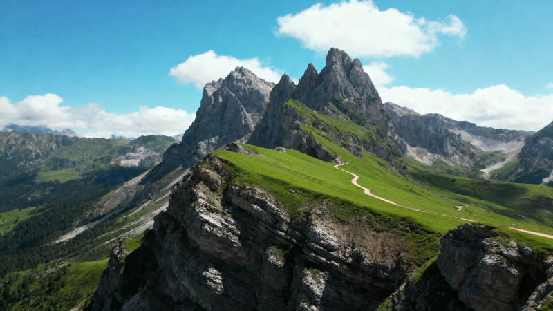青山峻岭云海间图片