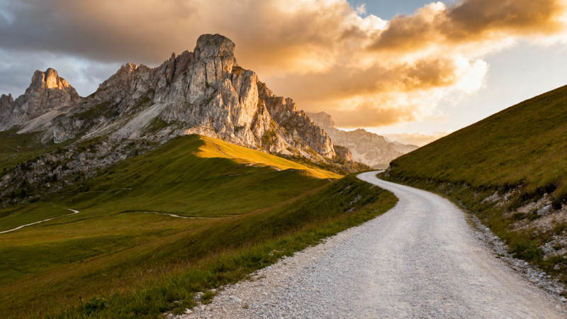 山间小径夕阳美景图片